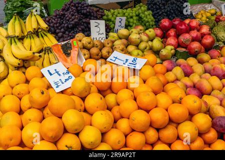 Orangen und andere Früchte zum Verkauf auf einem Markt in London Stockfoto