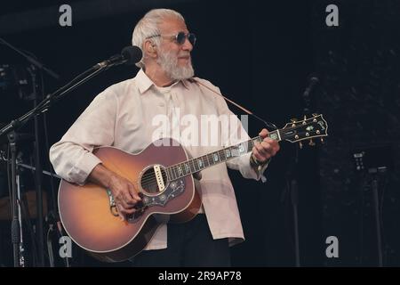 Pilton, Großbritannien. 25. Juni 2023. Der britische Sänger, Songwriter und Multiinstrumentalist Yusuf Islam hat Steven Demetre Georgiou geboren, bekannt unter seinem Bühnennamen Yusuf/Cat Stevens, und tritt live auf der Pyramide des Glastonbury Festival of the Performing Arts auf. Kredit: SOPA Images Limited/Alamy Live News Stockfoto