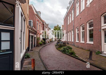 Haarlem, Niederlande - 13. Oktober 2021: Blick auf die Straße und allgemeine Architektur in Haarlem mit typisch holländischen Gebäuden. Stockfoto