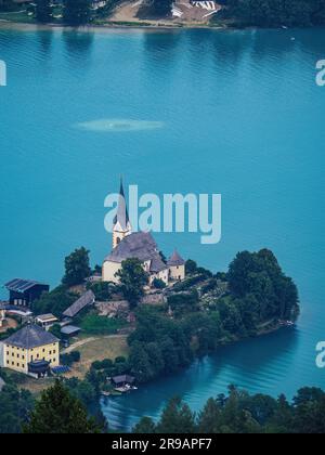 Luftaufnahme der Kirche Maria Worth (Maria Wörth) am Worthersee (Wörthersee) im Sommer vom Aussichtsturm Pyramidenkogel Stockfoto