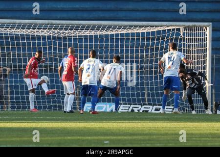 Curitiba, Brasilien. 25. Juni 2023. PR - CURITIBA - 06/25/2023 - PARANAENSE B 2023, PARANA CLUBE X PATRIOTAS - Parana Clube Spieler erzielt ein eigenes Tor während eines Spiels gegen Patriotas im Durival de Britto Stadion für die Paranaense B 2023 Meisterschaft. Foto: Robson Mafra/AGIF/Sipa USA Guthaben: SIPA USA/Alamy Live News Stockfoto