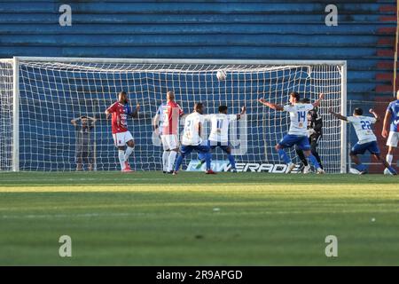 Curitiba, Brasilien. 25. Juni 2023. PR - CURITIBA - 06/25/2023 - PARANAENSE B 2023, PARANA CLUBE X PATRIOTAS - Parana Clube Spieler erzielt ein eigenes Tor während eines Spiels gegen Patriotas im Durival de Britto Stadion für die Paranaense B 2023 Meisterschaft. Foto: Robson Mafra/AGIF/Sipa USA Guthaben: SIPA USA/Alamy Live News Stockfoto