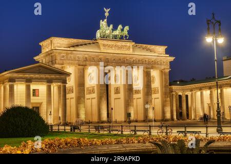 Das wunderschön beleuchtete Brandenburger Tor in Berlin in der Dämmerung Stockfoto