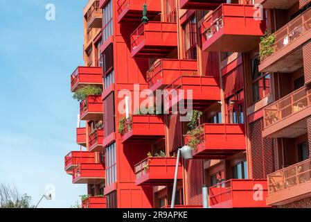 Fassade eines modernen roten Apartmentgebäudes mit vielen Balkonen in Berlin Stockfoto