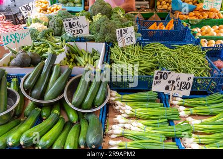 Zucchini, Frühlingszwiebeln und anderes Gemüse auf einem Markt in London Stockfoto