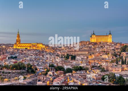Die Altstadt von Toldeo mit der Kathedrale und der Burg in der Dämmerung Stockfoto