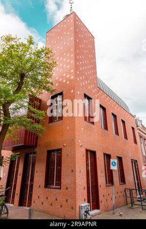 Haarlem, Niederlande - 13. Oktober 2021: Arrahman-Moschee in Zoetestraat, Haarlem, Niederlande. Stockfoto