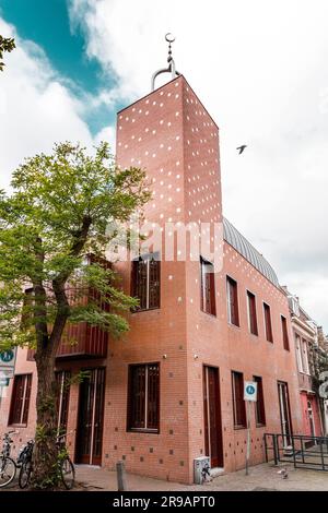 Haarlem, Niederlande - 13. Oktober 2021: Arrahman-Moschee in Zoetestraat, Haarlem, Niederlande. Stockfoto