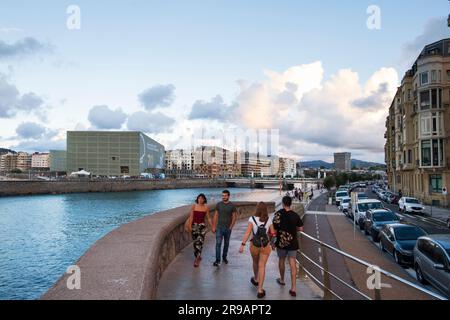 Park und Fußgängerweg entlang des Urumea Flusses, Donostia–San Sebastián, Baskisch, Spanien Stockfoto