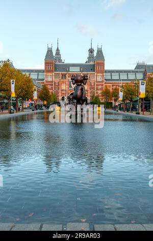 Amsterdam, NL - 12. Oktober 2021: Moderne Skulptur des New Jersey Künstlers KAWS im Museumsplein, Amsterdam. Stockfoto