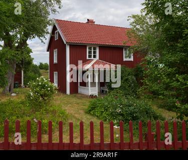 Ein traditionelles Holzhaus in Smaland, einer Region im Süden Schwedens Stockfoto