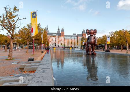 Amsterdam, NL - 12. Oktober 2021: Moderne Skulptur des New Jersey Künstlers KAWS im Museumsplein, Amsterdam. Stockfoto