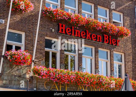 Maastricht, Niederlande - 16. Oktober 2021: Beschilderung der niederländischen Biermarke Heineken, dem größten Bierunternehmen der Niederlande. Wand eines Cafés oder Kneipenservices Stockfoto