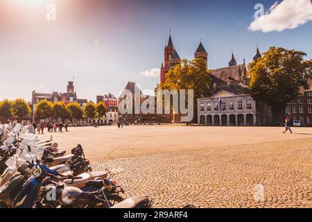 Maastricht, Holland - 16. Oktober 2021: Vrijthof ist ein großer städtischer Platz im Zentrum von Maastricht, Niederlande. Im 19. Jahrhundert wurde es zum T Stockfoto