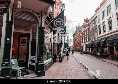 Haarlem, Niederlande - 13. Oktober 2021: Blick auf die Straße und allgemeine Architektur in Haarlem mit typisch holländischen Gebäuden. Stockfoto