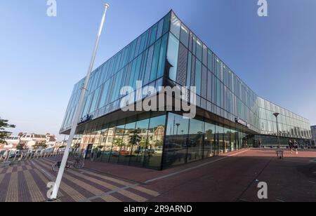 Delft, NL - 9. Oktober 2021: Züge und Eisenbahnen am Delft Hauptbahnhof. Delft ist eine kleine Stadt zwischen Rotterdam und Den Haag, Niederlande. Stockfoto