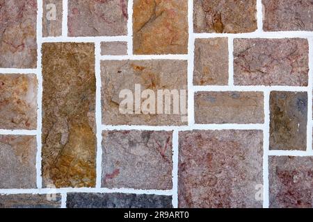 Hintergrund einer alten Steinmauer aus rechteckigen Steinen Stockfoto