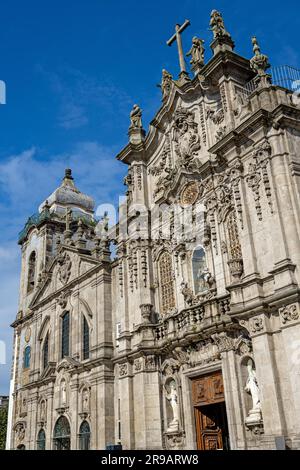 Die Igreja do Carmo und die Igreja dos Carmelitas in Porto, zwei Kirchen, die Seite an Seite stehen Stockfoto