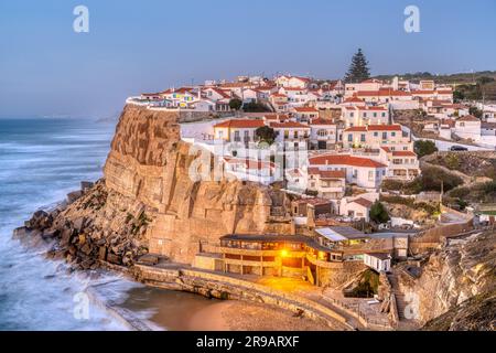 Wunderschönes Azenhas do Mar an der portugiesischen Atlantikküste nach Sonnenuntergang Stockfoto