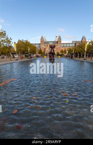 Amsterdam, NL - 12. Oktober 2021: Moderne Skulptur des New Jersey Künstlers KAWS im Museumsplein, Amsterdam. Stockfoto