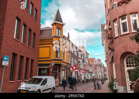 Haarlem, Niederlande - 13. Oktober 2021: Blick auf die Straße und allgemeine Architektur in Haarlem mit typisch holländischen Gebäuden. Stockfoto