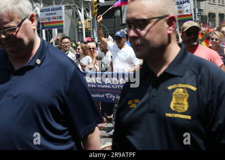 NEW YORK, NY – Juni 25: NYC-Bürgermeister Eric Adams bei der New York City Pride 54. Annual Parade beginnt entlang der Fifth Avenue für Tausende von LGBTQIA-Anhängern, die Befreiung und Bestätigung feiern. An der Veranstaltung nahmen verschiedene gewählte Amtsträger Teil, darunter die New Yorker Staatsgouverneurin Kathy Hochul und der New Yorker Bürgermeister Eric Adams am 25. Juni 2023 in Ne York City. Chris Moore/MediaPunch Stockfoto