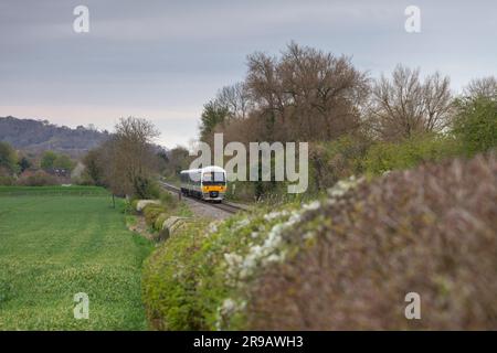 2 Chiltern Railways Klasse 165 Turbo-Züge fahren durch die Landschaft von Buckinghamshire Stockfoto