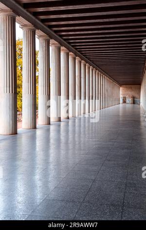 Die Stoa of Attalos ist ein überdachter Säulenabschnitt in der Agora von Athen. Rekonstruiert im Jahr 1956 und beherbergt das Museum der antiken Agora. Stockfoto