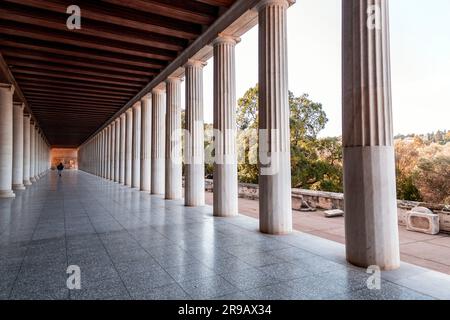 Die Stoa of Attalos ist ein überdachter Säulenabschnitt in der Agora von Athen. Rekonstruiert im Jahr 1956 und beherbergt das Museum der antiken Agora. Stockfoto