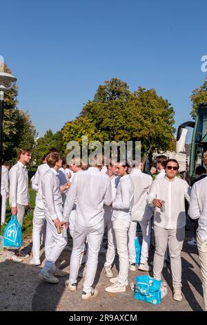 Utrecht, NL - 9. Okt 2021: Eine Gruppe junger, weiß gekleideter Studenten versammelte sich zu einem gesellschaftlichen Anlass in Utrecht, Niederlande. Stockfoto