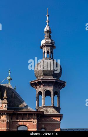 Der alte Bahnhof von Delft neben dem neuen Bahnhof und dem Rathaus von Delft, Niederlande. Stockfoto