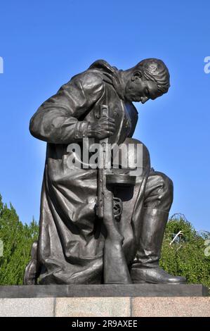 Statue, trauernder Soldat, sowjetisches Denkmal, Treptower Park, Berlin-Alt-Treptow, Bezirk Treptow-Koepenick, Berlin, Deutschland Stockfoto