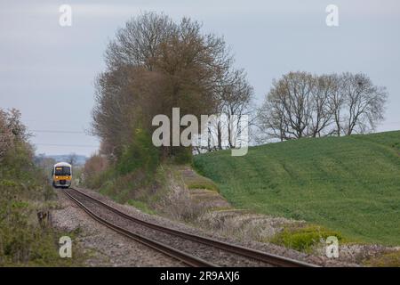 2 Chiltern Railways Klasse 165 Turbo-Züge fahren durch die Landschaft von Buckinghamshire Stockfoto