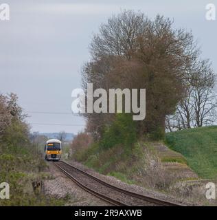 2 Chiltern Railways Klasse 165 Turbo-Züge fahren durch die Landschaft von Buckinghamshire Stockfoto