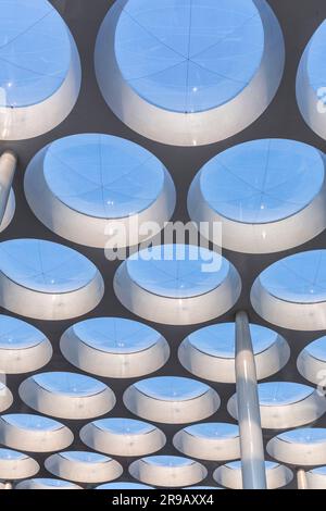 Moderne architektonische Details vom Hauptbahnhof von Utrecht, Niederlande. Stockfoto