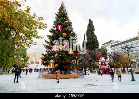 Athen, Griechenland - 24. November 2021: Weihnachtsdekorationen auf dem Syntagma-Platz, dem Zentrum von Athen, der griechischen Hauptstadt. Stockfoto