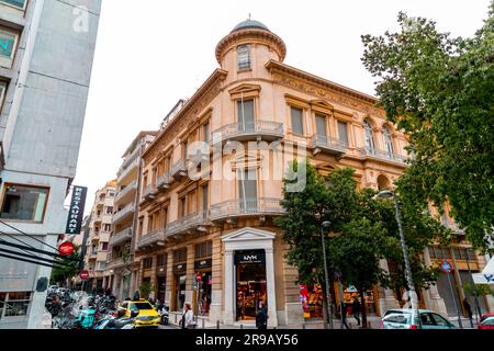 Athen, Griechenland - 24. November 2021: Klassische Gebäude in den Straßen von Athen, der griechischen Hauptstadt. Stockfoto