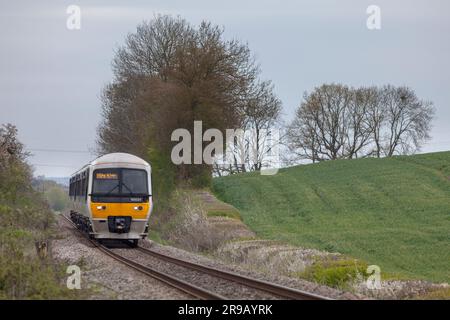 2 Chiltern Railways Klasse 165 Turbo-Züge fahren durch die Landschaft von Buckinghamshire Stockfoto