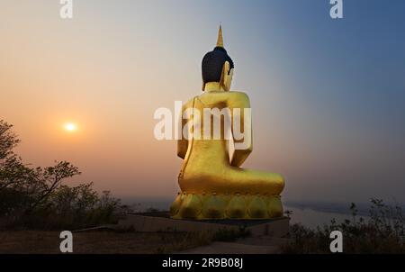 Goldener Buddha mit Blick auf Pakse bei Sonnenuntergang. Wat Phousalao. Laos Stockfoto