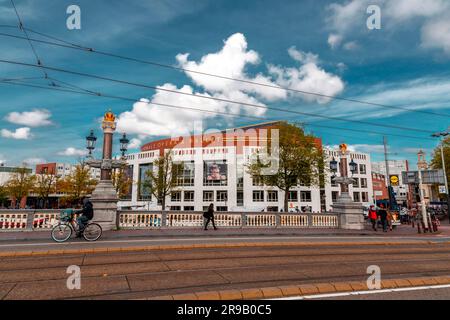 Amsterdam, NL - 11. Okt 2021: Das Stadsschouwburg ist ein Theatergebäude am Leidseplein in Amsterdam, Niederlande. Stockfoto