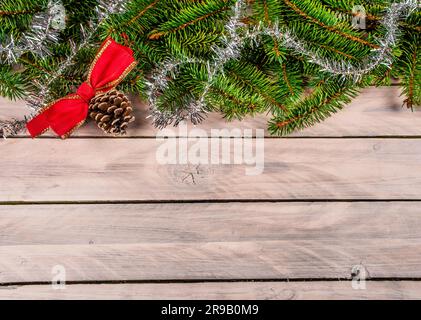 Weihnachtsdekoration auf Holzbohlen Stockfoto