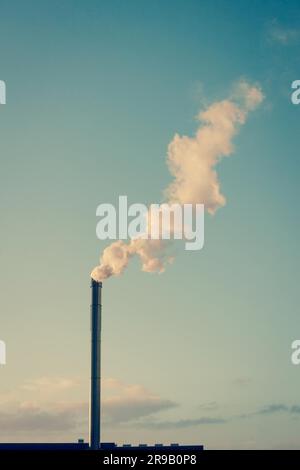Schornstein mit weißer Rauch Stockfoto