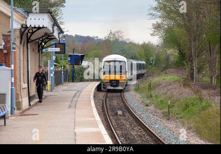 Der Bahnhof Little Kimble mit einer Plattform und einem Zug der Klasse 165 der Chiltern Railways, der mit einem einzelnen Passagier abfährt Stockfoto