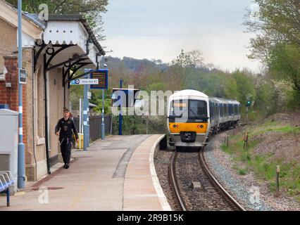 Der Bahnhof Little Kimble mit einer Plattform und einem Zug der Klasse 165 der Chiltern Railways, der mit einem einzelnen Passagier abfährt Stockfoto