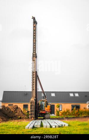 Industrielle Ramm-Maschine in einer einzigen Familie Nachbarschaft Stockfoto