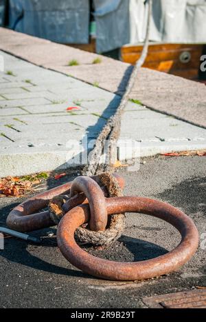 Schiff vor Anker zu einem Beitrag am Hafen Stockfoto