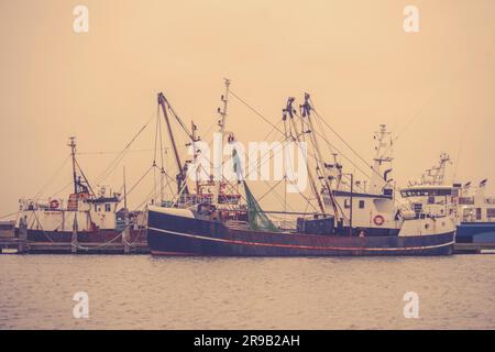 Angelboote/Fischerboote im Hafen in Sepia-Farben Stockfoto