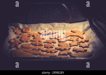 Xmas Cookies in verschiedenen Formen im Ofen Stockfoto