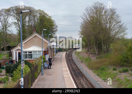 Little Kimble Bahnhof mit einer Plattform und einem Chiltern Railways Turbostar-Zug der Klasse 168, der mit einem einzelnen Passagier ankommt Stockfoto