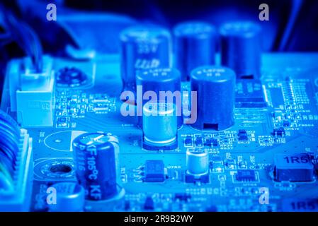 Leistungskondensatoren und Chips in blauer Farbe auf eine batteriegestützte board Stockfoto